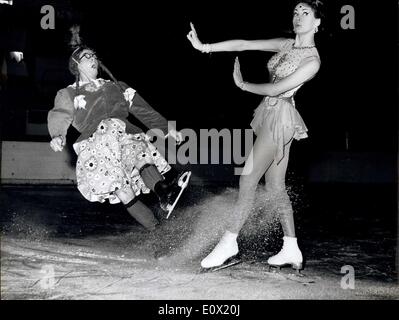 15 décembre 1964 - Ali Baba et les quarante voleurs-on Ice : Les membres de la distribution de la nouvelle glace-Ali Baba et les quarante voleurs-qui est présenté par Tom Arnold-devaient être considérés en costume au stade de Wembley, ce matin. Photo montre Eric Waite comme ''Mrs. Ali Baba'' et Sally Ross comme ''Aloolom'' vu pendant la répétition à Wembley aujourd'hui. Banque D'Images