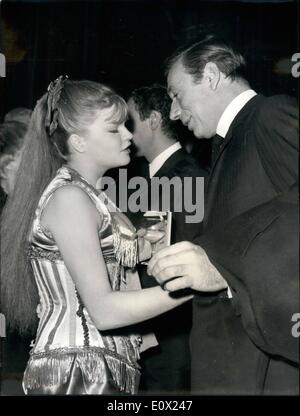 11 novembre 1964 - les traces de sa mère : La jeune fille qui me semble profondément ému comme elle parle à Yves Montand est la fille d'une célèbre actrice, Simone Signoret. Yves Montand qui est son beau-père était un des invités à un cocktail qui a eu lieu dans le studio de Boulogne, Paris, où elle joue dans le film ''Lady L'' avec Sophia Loren. ''Lady L'' , avec Sophia Loren est un film basé sur le roman de Romain Gary. Peter Ustinov est le réalisateur co-starring avec Sophia sont David Niven, Paul Newman, Claude Duaphin et Dalio. L'intrigue est la vie aventureuse de glamorous Lady L. Banque D'Images