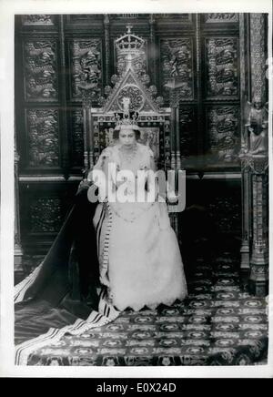 11 novembre 1964 - L'état d'ouverture du Parlement. Reine sur la Chambre des Lords ; aujourd'hui du trône de Sa Majesté la Reine a ouvert officiellement la nouvelle lecture du Parlement européen l'ouverture Discours du Trône dans la chambre des Lords ; Photo montre Close-up de Sa Majesté la reine assise sur le trône dans la chambre des Lords de l'ouverture du Parlement ce matin. Banque D'Images