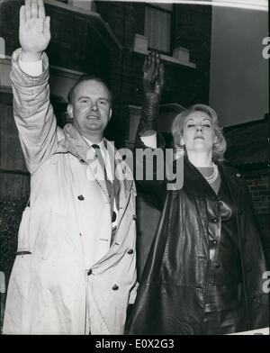 01 janvier 1965 - Il s'appelle ''Mr. Gordon Walker'' - Nazi Colin Jordan et sa femme : un homme avec son visage noir et l'appelant lui-même M. Walker Gordon a appelé à l'hôtel de ville de Leyton cet après-midi à la main dans l'acte de candidature en tant que candidat pour le Mouvement national-socialiste. Soi-disant - Nazi Colin Jordan a fait un discours de l'hôtel de ville étapes après l'incident. Photo montre Colin Jordan et sa femme donner le salut nazi après l'incident de cet après-midi. Banque D'Images