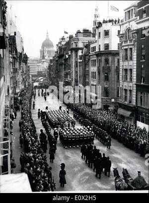 01 janv., 1965 - Funérailles de Sir Winston Churchill... Procession dans Fleet Street. Photo montre :- vue générale montrant la cort&EGRAVE;ge de faire son chemin le long de la rue de la flotte vers la Cathédrale St Paul montrant la grande famille de l'homme derrière le cercueil. Banque D'Images