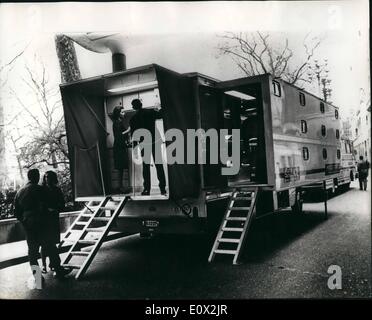 01 janvier 1965 - Présentation de l'hôtel ''sur roues'' - nouveau style maison de tourisme. La toute dernière chose que dans des roulottes de luxe - était d'être vu à Londres hier. Connu comme le Mobilhotel - il est capable de prendre 36 personnes. Quand sur la route c'est à peu près de la taille d'un coach ordinaire - mais quand elle s'agrandit en stationnement - par electric power c'est air conditionné - est équipé de lits simples et doubles de luxe qui sont ingénieusement disposés de manière à obtenir dans nos maris et de lit sur le 'men's côté seulement pour qu'ils ne le font pas mais dans certains d'autre femme et Visa verda Banque D'Images