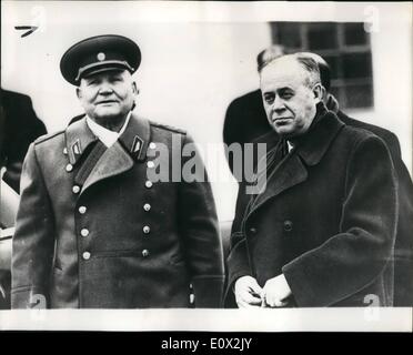 01 janvier, 1965 - les représentants de la Russie pour arriver Funérailles de Sir Winston Churchill : M. Konstantin Roudnev - Vice-premier ministre soviétique - et le maréchal Ivan Koniev - l'un des plus éminents soldats sont arrivés à l'aéroport de London - hier à représenter leur pays à l'enterrement demain de Sir Winston Churchill. Le Maréchal Ivan Koniev Photo montre - avec Konstantin Rudney - à l'arrivée à l'aéroport de Londres hier. Banque D'Images