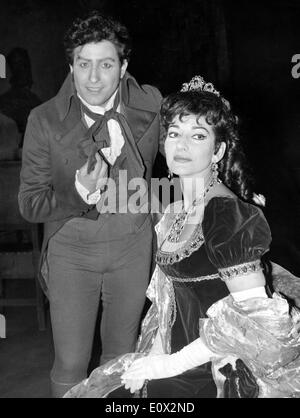 Chanteurs Maria Callas et Renato Cioni dans 'Tosca' Banque D'Images