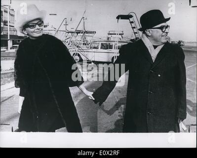 Mar. 03, 1965 - de pair Sophia Loren et son mari Carlo Ponti marche sur l'arrivée à l'aéroport de Londres la nuit dernière. Banque D'Images