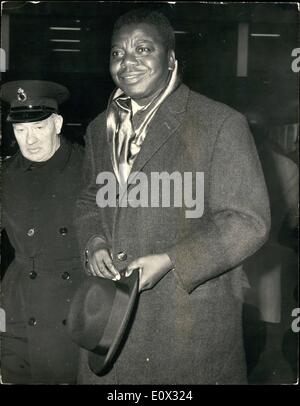 01 janvier 1965 - Le Premier Ministre du Congo arrive pour Funérailles de Sir Winston Churchill. Photo montre M. Tshombe - Le Premier Ministre du Congo - vu à son arrivée à l'aéroport de Londres cet après-midi pour représenter son pays à l'enterrement demain de Sir Winston Churchill. Banque D'Images