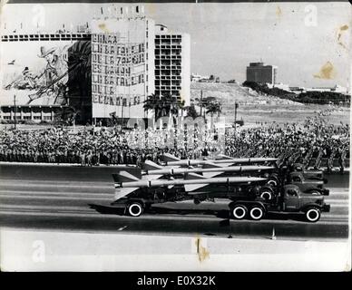 01 janvier 1965 - 6E ANNIVERSAIRE DE LA RÉVOLUTION SOCIALISTE CUBAINE. Un immense défilé militaire a eu lieu dans les rues de La Havane - pour marquer le sixième anniversaire de la révolution socialiste cubaine. Discours de cérémonie ont été ont été faites dans la place de la révolution José Marti par le Premier Ministre Major Fidel Castro et d'autres. Photo : Keystone montre- Missiles motorisé constitué une grande part de la cérémonie à La Havane. Banque D'Images