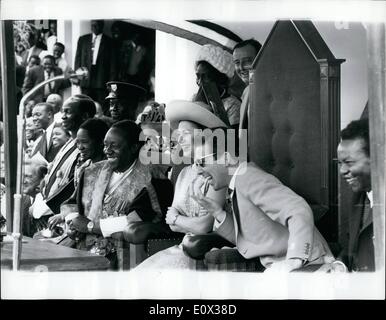 Mar. 03, 1965 - La princesse Margaret et lord Snowdon divertis par des Autochtones Visite royale de l'Ouganda. Photo montre son altesse royale la princesse Margaret - Lord Snowdon et vu comme ils regardent les indigènes - au cours de la mis sur l'animation en leur honneur à Bugembe, dans la Martinique - durant leur période d'Ouganda. Banque D'Images