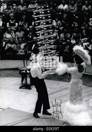 Mar. 03, 1965 - L'Union des artistes ont une grande soirée 2 verres et 13 disques. : Le Gala des artistes français Union européenne-organisée en l'honneur du centenaire de Toulouse-Lautrec - s'est ouverte samedi au Cirque d'hiver à Paris - en présence d'un certain nombre de personnages bien connus. Photo montre Jean Claude Brialy habillé comme un serveur et Elsa Martinelli comme son assistant - glamour dans leur équilibre - avec 52 verres et 13 disques au cours du Gala show. Banque D'Images