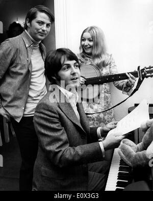 Paul McCartney à répéter avec le chanteur folk Mary Hopkin Banque D'Images