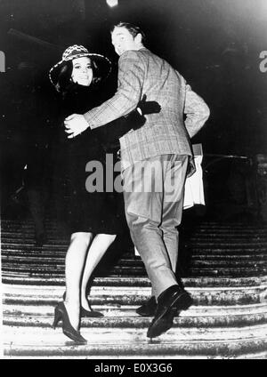 L'actrice Natalie Wood en montant un escalier avec David Niven Jr. Banque D'Images