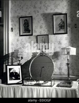 19 janvier 1965 - Le Palais de Blenheim, lieu de naissance de Sir Winston Churchill. Son ancienne chambre et coiffeuse. : scène de Sir Winston Churchill's propre chambre dans le Palais de Blenheim - Oxfordshire - la maison familiale. Sur sir Winston's coiffeuse est une mèche de ses cheveux - un portrait de sa mère, et une photo de lui-même. Banque D'Images