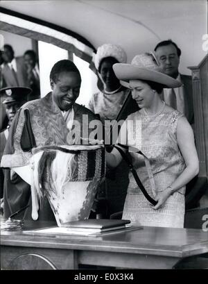 Mar. 03, 1965 - La princesse Margaret reçoit un tambour royal tour de l'Ouganda. photo montre son altesse royale la princesse Margaret vu comme elle a reçu la présentation d'un tambour d'origine après avoir signé le livre d'or au cours de sa visite avec Lord Snowdon à Bugembe dans la Martinique durant leur période d'Ouganda. Banque D'Images