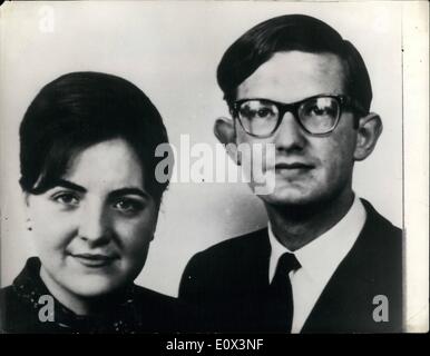 10 mars 1965 - 10-3-65 Fille de la Reine Juliana au mer. Pour se marier avec un roturier. L'engagement devrait être annoncé aujourd'hui de la princesse Margriet 22 ans, fille de la reine Juliana et le Prince Bernhard des Pays-Bas d'un roturier, étudiant fils d'un homme d'affaires néerlandais. Il est étudiant à Leiden, Pieter van Vollenhoven. Photo : Keystone montre la Princesse Margriet et Pieter Van Vollenhoven. Banque D'Images