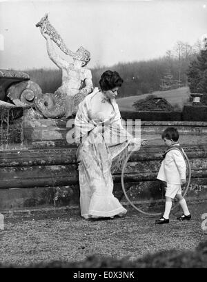 Actrice Sophia Loren dans une scène de "Lady L" avec Guy Willoughby Banque D'Images