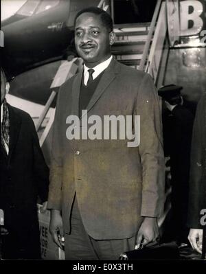 Le 28 janvier 1965 - Le Premier Ministre de la Guyane britannique arrive pour Funérailles de Sir Winston Churchill. Photo montre M. Forbes Burnham le Premier Ministre de la Gulana - à son arrivée à l'aéroport de Londres ce matin pour les funérailles de Sir Winston Churchill. Banque D'Images