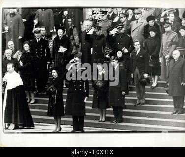 30 janvier 1965 - funérailles de Sir Winston Churchill. Les chefs d'État et de royauté sur les marches de la cathédrale. Photos des Royal persons et des dirigeants nationaux sur les marches de la cathédrale Saint-Paul, le cercueil part pour Tower Pier ce matin. Le duc d'Édimbourg salue, comme il se tient avec la Reine Front à gauche, le Lord Mayor , le Centre Prince Charles et la Reine mère , avec juste derrière la princesse Margaret et le Seigneur Snowdon, juste derrière le salut - Duc de Kent - Princes Michael de Kent, Puis Ducesse et duc de loucester avec derrière lui la princesse Juliana, le général de Gaulle et le prince Jean de Luxembourg Banque D'Images