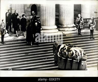 30 janvier 1965 - Les funérailles de sir Winston Churchill - Le cercueil est porté de St Paul's Photo montre Le service est terminée et que le cercueil est porté à partir de la Cathédrale St Paul suivie par la famille en deuil dirigé par Lady Randolph Churchill et son fils. Banque D'Images