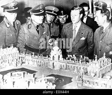 Édouard VIII visite un centre de formation nazie Banque D'Images