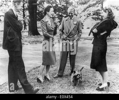 Édouard VIII et Wallis Simpson parler avec des journalistes à Baltimore Banque D'Images