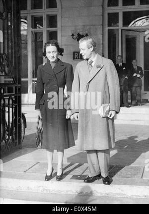 Duc et Duchesse de Windsor en face de l'Hôtel Ritz Banque D'Images