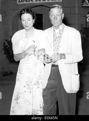 Le duc et la duchesse de Windsor prendre une marche en vacances Banque D'Images