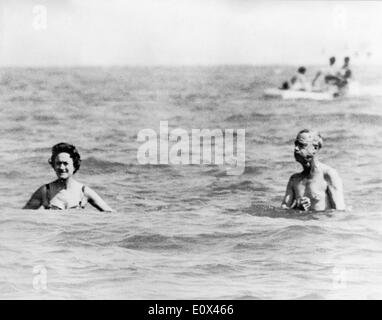 Édouard VIII et Wallis Simpson natation en vacances Banque D'Images