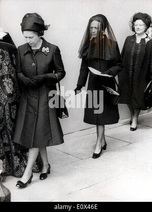 La reine Elisabeth II, le DUTCHESS DE WINDSOR (Wallis Simpson) et de la reine mère après le service funèbre d'Édouard VIII Banque D'Images