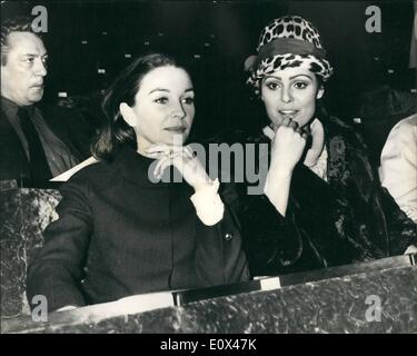 02 février 1965 - Top Stars Répéter pour leur stade Présentation pour demain soir's Royal Film Performance : Stars de renommée internationale, y compris les membres de l'équipe de Columbia's ''LORD JIM'', le film sélectionné, sera dans la présentation line-up lorsque Sa Majesté la Reine Elizabeth. La Reine Mère, accompagnée de la princesse Margaret et le comte de Snowdon, assiste à la Royal Film Performance 1965 qui aura lieu à l'aide au cinéma et à la télévision, le Fonds de bienfaisance à l'Odéon, Leicester Square, demain soir. Aujourd'hui, les étoiles étaient au théâtre pour une répétition générale Banque D'Images