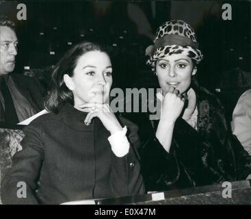 02 février 1965 - Top Stars Répéter pour leur stade Présentation pour demain soir's Royal Film Performance : Stars de renommée internationale, y compris les membres de l'équipe de Columbia's ''LORD JIM'', le film sélectionné, sera dans la présentation line-up lorsque Sa Majesté la Reine Elizabeth. La Reine Mère, accompagnée de la princesse Margaret et le comte de Snowdon, assiste à la Royal Film Performance 1965 qui aura lieu à l'aide au cinéma et à la télévision, le Fonds de bienfaisance à l'Odéon, Leicester Square, demain soir. Aujourd'hui, les étoiles étaient au théâtre pour une répétition générale Banque D'Images