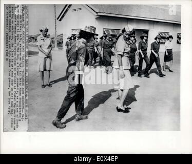 25 mars 1965 - L'avance pour une utilisation dans le vendredi 26 mars, PMs avec Edwin Q, White Story) formation de la wacs américain les recrues de l'armée vietnamienne--Maj.Kathleen Wilkes, à gauche des montres à la SFT. Icl Betty Adams montre une étape de la recherche au Sgt.Vo Thi Bui, un ancien ambulancier, en tant que classe du Sud Vietnam's Womens Corps des Forces armées est formé à Phuta, les Américains interviennent en qualité de conseillers, le premier à obtenir ces droits au Vietnam. Le major wilkies est d'Cobbtown, Ga., et le sergent Adams, du Queens, New York. Banque D'Images