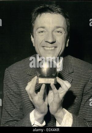 10 févr. 03, 1965 - Jean-Pierre Cassel a remporté le Golden Apple de l'élégance masculine pour 1965, ce qui est un prix décerné par un magazine parisien à la ''best dressed man en vue' Banque D'Images