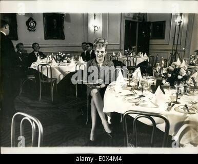 Mai 05, 1965 - Une photo d'une fille avec la permission d'entrer dans un club pour hommes. : le Royal Automobile Club, de Pall Mall, Saint Jame's, Banque D'Images