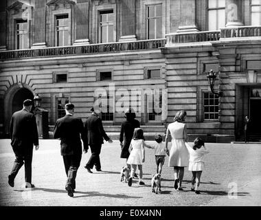 Jacqueline Kennedy, de sa soeur Lee Radziwill et leurs enfants de visiter le palais de Buckingham Banque D'Images