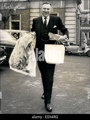 Avril 04, 1965 - Fier M. Ambler rend visite à son épouse la princesse Margaretha et leur bébé à l'hôpital : London business man John Ambler aujourd'hui, rend visite à son épouse la princesse Margaretha de Suède, au King's College Hospital, Londres, où elle a donné naissance à une fille hier. Le bébé est d'être baptisé Sybilla Louise. Photo montre M. John Ambler arrive à l'hôpital avec un grand bouquet de fleurs et autres cadeaux pour sa femme aujourd'hui. Banque D'Images