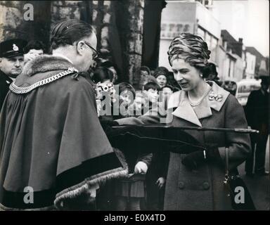 04 avril 1965 - Reine assiste à la cérémonie royale de Maundy à Canterbury. Accompagné du duc d'Édimbourg - S.M. la Reine a assisté hier à la traditionnelle cérémonie royale de Maundy à la cathédrale de Canterbury. La cérémonie est une survie de l'ancienne coutume quand des pièces d'argent spécialement conçues ont été distribuées le jeudi de la semaine Sainte à des hommes et des femmes pauvres, égaux au nombre d'années dans l'âge du souverain. Maundy jeudi est la commémoration annuelle de la trahison de Jésus par Judas - et dans la tradition anglaise, c'était un jour pour la distribution de nourriture et d'argent aux pauvres de Maunds - ou paniers. Banque D'Images