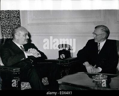 Avril 04, 1965 - Talbot et Kaissuny Discuter RAU-US Relations économiques : les relations économiques entre la République arabe unie et les États-Unis d'Amérique, ont été examinés lors d'une réunion au Caire entre le Dr Abdel Moneim El Kaissuny Rau, vice-Premier Ministre pour les affaires financières et économiques, et M. Phillip Talbot (à droite), secrétaire adjoint du Département d'État américain, qui est arrivé au Caire après avoir assisté à la conférence de l'ambassadeur américain à Genève. M. Talbot se rendra à Jeddah, avant de revenir à Washington. Banque D'Images