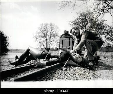 Avril 04, 1965 - TOURNAGE NOUVELLE AVENGER SÉRIE - avec l'ancien temps. Un FLASH DU PASSÉ.. Des travaux étaient en cours de tournage hier une des séquences de la nouvelle série de télévision ABC - Le fossoyeurs à Stapleford Hall, Leicestershire. Avec sera belle 26 ans Diana Rigg portant une tenue de camouflage tout cuir - avec l'Ã¢â'¬Ëoehero' Patrick MacNee.. Photo : Keystone montre- Ã¢â'¬ËoeHero' Patrick MacNee délie l'héroïne - Diana Rigg - quand il trouve son attaché à la ligne de chemin de fer.....le travail de l'Ã¢â'¬ËoeVillainÃ Banque D'Images