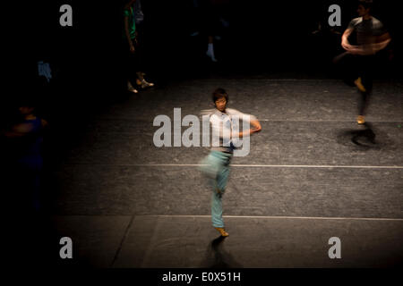 (140520) -- BEIJING, 20 mai 2014 (Xinhua) -- Hu Dayong, 29 ans, danseur de ballet du Ballet National de Chine, des pratiques avant la performance à Hainan Center for the Performing Arts à Haikou, Chine du sud, province de Hainan, le 9 janvier 2014. Avant d'être en mesure de présenter la performance parfaite à l'honneur, tous les membres du Ballet National de Chine a à subir de graves formation ardue depuis des années. Pourtant, ils ont choisi de persévérer dans ce qu'ils aiment vraiment. Années de labeur non seulement leur permet une bonne forme de corps, de l'expertise et de disposition, mais leur offre également un objectif tout au long de la vie qui mérite d'être pursui Banque D'Images