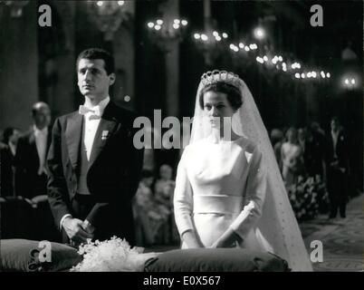 Jun. 06, 1965 Rome-Italian - Olympia Princesse fille du prince Alessandro Torlonia et Princesse Béatrice Infante d'Espagne, mariés cet après-midi, dans l'église de Santa Maria in Trastevere, M. Paul-Annick Weiller au cours d'une cérémonie à laquelle ont assisté de nombreux somptueux et Princesse Princesses de toute l'Europe. Banque D'Images