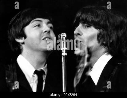 Les membres des Beatles Paul McCartney et George Harrison dans un salon Banque D'Images