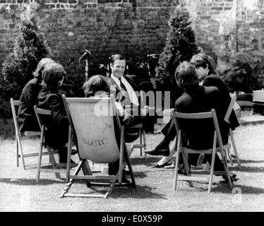 Brian Epstein avec les Beatles en prenant une pause dans le tournage d'une émission de télévision Banque D'Images