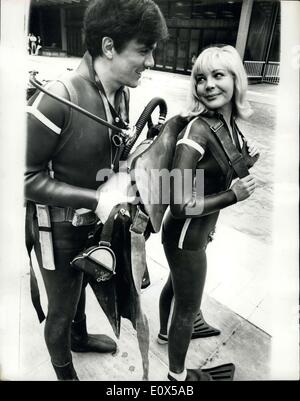 15 avril 1965 - Pop Star Dave Clark prend le pas comme cascadeur : Dave Clark, la pop star, qui est en train de terminer son premier film ''Catch-nous si vous pouvez'' Dave portait un costume du frogman hier pour vues sous-marines au London's Oasis piscine. Le chant a été batteur ayant une période difficile au cours de la réalisation de films. Pour Dave joue le rôle d'un cascadeur. La photo montre la pop star Dave Clark aide son co-star Barbara Ferris avec ses réservoirs d'air pendant le tournage des scènes sous-marines à la piscine de l'Oasis d'hier. Banque D'Images