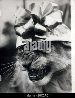 15 avril 1965 - Pâques Un bonnet pour le bébé tigre du Zoo de Copenhague : Photo montre ce bébé tigre récemment né dans le Zoo de Copenhague est déterminé à célébrer sa première fête de Pâques en grand style avec un engin Easter bonnet. Banque D'Images