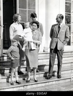 La reine Elizabeth II et le Prince Philip avec leurs enfants Banque D'Images