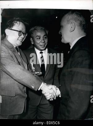 Jun. 06, 1965 delelgation - Vietcong lors d'une visite à l'UAC : M. Ngyuen Van Hieu, a dirigé une délégation du Vietcong sur une semaines visite à la République arabe unie à l'invitation de l'Union socialiste arabe. Après des négociations avec les responsables de la délégation U.A.R. va partir pour Alger pour assister à la deuxième Conférence afro-asiatique. Photo montre M. Ngyuen Van Hieu, un membre de la délégation du Vietcong Etre accueilli à l'aéroport du Caire par M. Zulficar Sabry (à droite), conseiller du Président Nasser aux affaires politiques. Banque D'Images