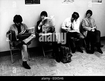 Les Beatles dans une salle d'attente Banque D'Images