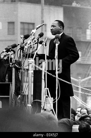 Martin Luther King Jr. donnant un discours à New York City Banque D'Images