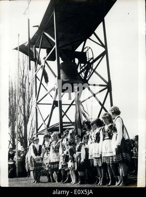 Le 04 mai 1965 - libération de Dachau : célébrations à l'occasion du 20e anniversaire de la libération du camp de concentration Nazi notoire, de Dachau, en Bavière, de nombreux services et célébrations ont eu lieu. La photo montre une délégation de Pologne, en prenant part aux célébrations et services à Dachau. Banque D'Images