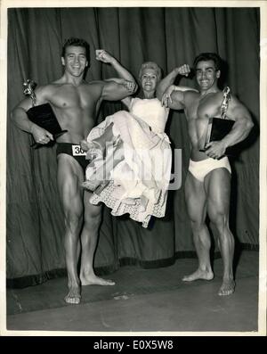 Juin 11, 1965 - ''Mr. Univers'' Contest Au Palladium : au London Palladium cet après-midi dans le ''Mr. Univers'' - concours - Leo Robert, de Montréal, Canada, a été choisie 1955 M. Professionnel Univers, et de Mickey Hargitay, Indianapolis, États-Unis d'Amérique, a été choisi 1955 M. Amateur l'Univers. Photo montre très jour, star du film ''A Kid for Two Farthings'' - balançoires sur les muscles de (à gauche -Mickey Hargitay - Amateur de Monsieur Univers, et (à droite) Leo Robert, professionnel Monsieur Univers - au London Palladium cet après-midi. Banque D'Images